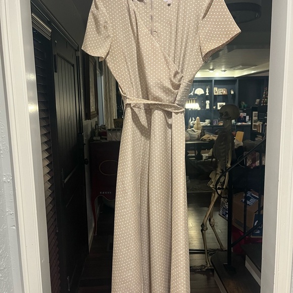 Vintage wrap dress withh belt and demure polka dots 
Timeless and chic - Picture 2 of 5
